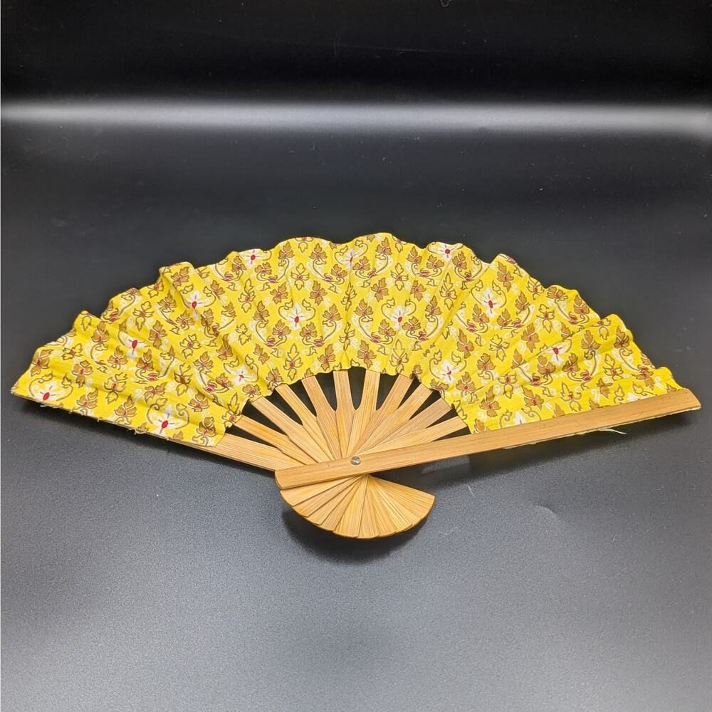 🌼 Vintage Yellow Floral Folding Fan – Bamboo & Fabric - Picture 2 of 4